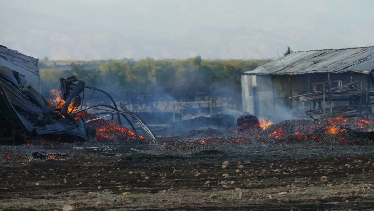 Λάρισα: Στάχτη έγινε εργοστάσιο- Εικόνες απόλυτης καταστροφής-Βίντεο